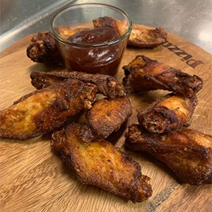 Pot de wings de poulet barbecue